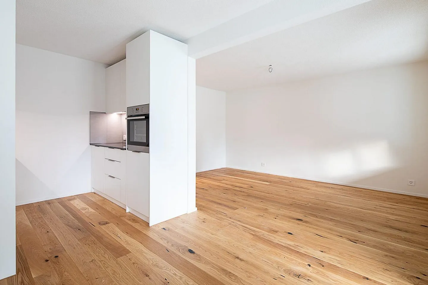 Appartement rénové de 4,5 pièces à louer au Loryplatz ! - Photo 2 sur 12