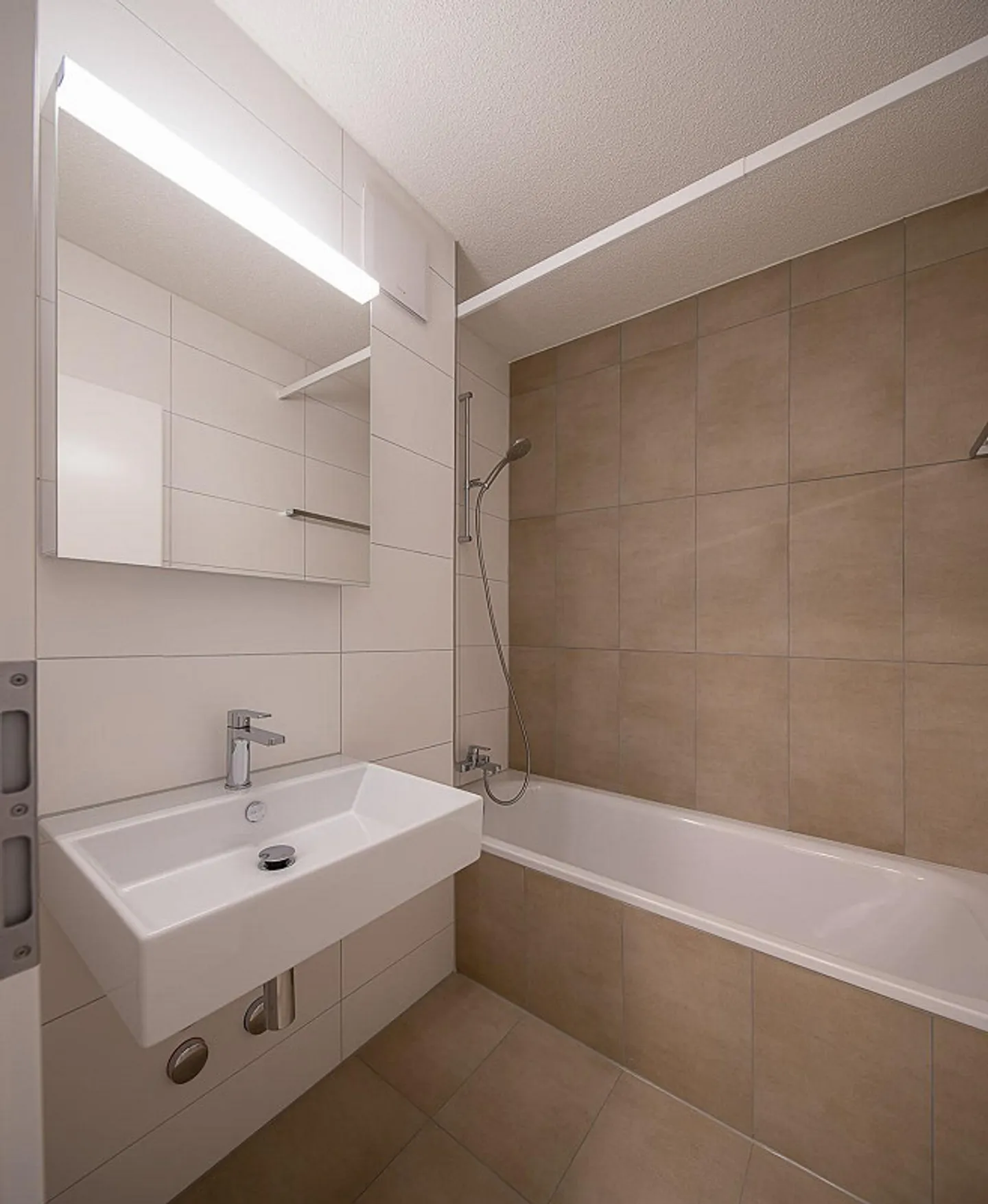 Appartement rénové de 4,5 pièces à louer au Loryplatz ! - Photo 9 sur 12