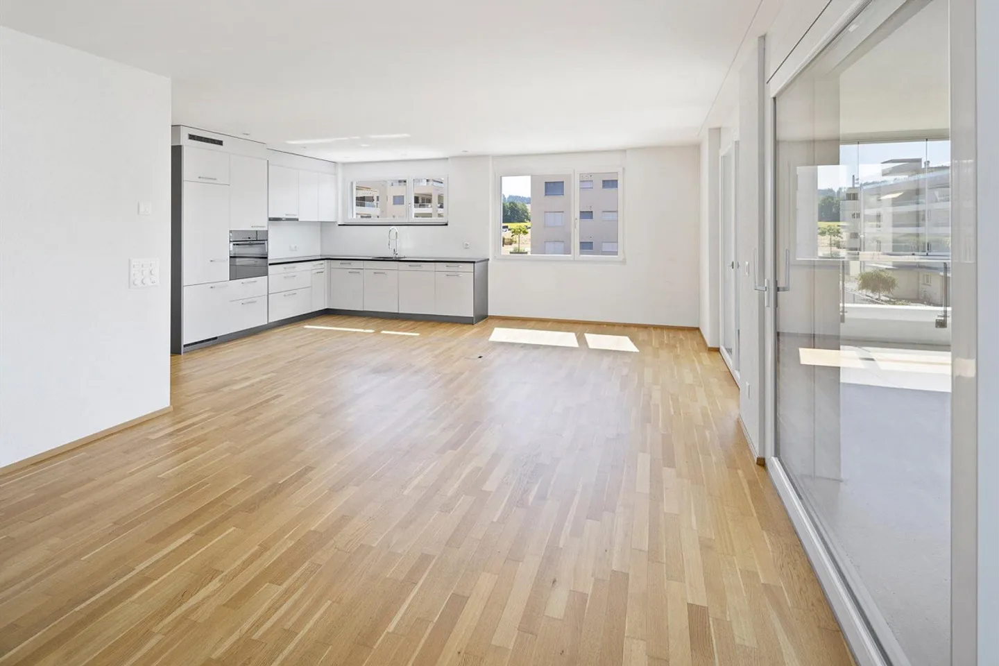 Geräumiges Familienhaus mit Terrasse - Foto 2 von 13