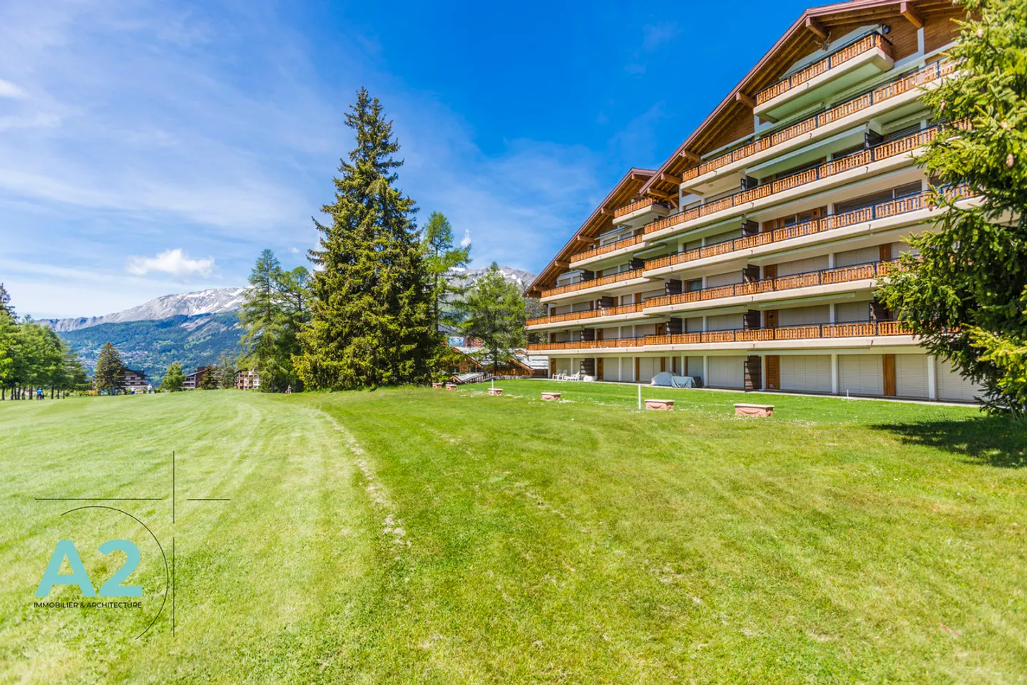 Außergewöhnliche Lage für diese 4.5-Zimmer-Wohnung am Golfplatz - Foto 1 von 17