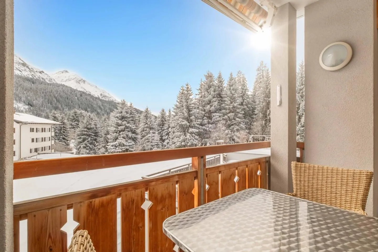 Valbella: Appartamento per vacanze con vista sulle montagne in posizione tranquilla - Foto 1 di 6