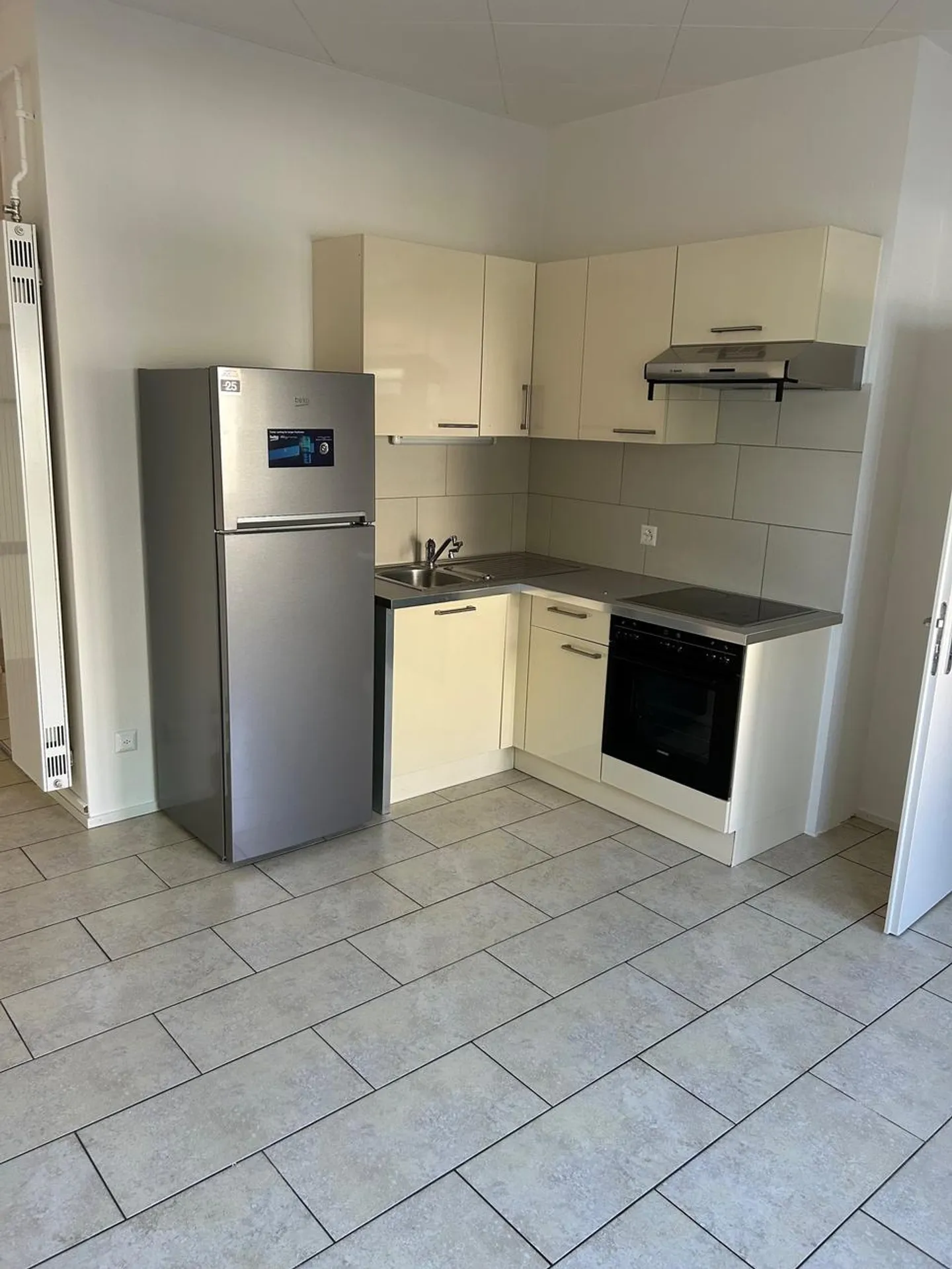 Primo mese di affitto offerto! Appartamento di 3 stanze situato al piano terra - Foto 1 di 10