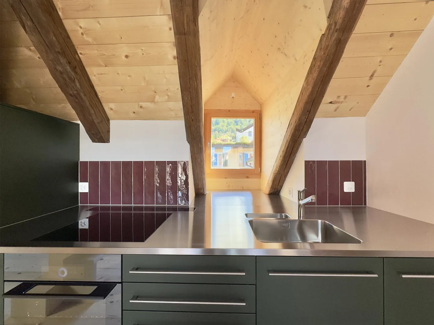 First occupancy attic apartment loft with gallery - Photo 4 of 14