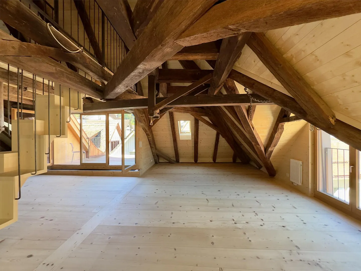 First occupancy attic apartment loft with gallery - Photo 5 of 14
