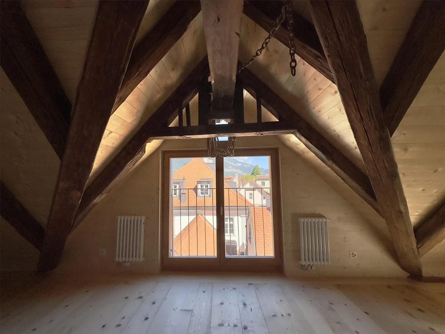 First occupancy attic apartment loft with gallery - Photo 6 of 14