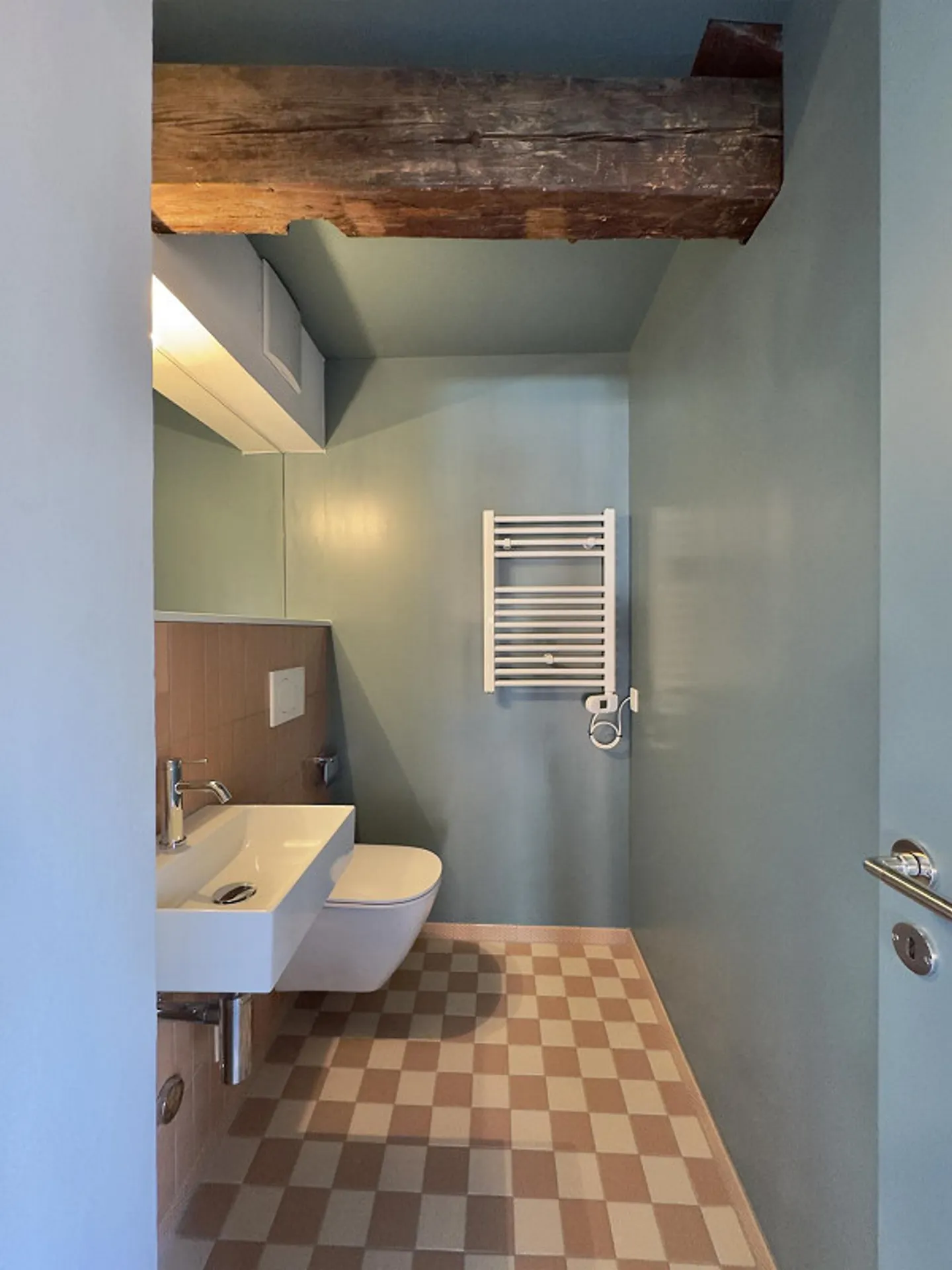 First occupancy attic apartment loft with gallery - Photo 8 of 14