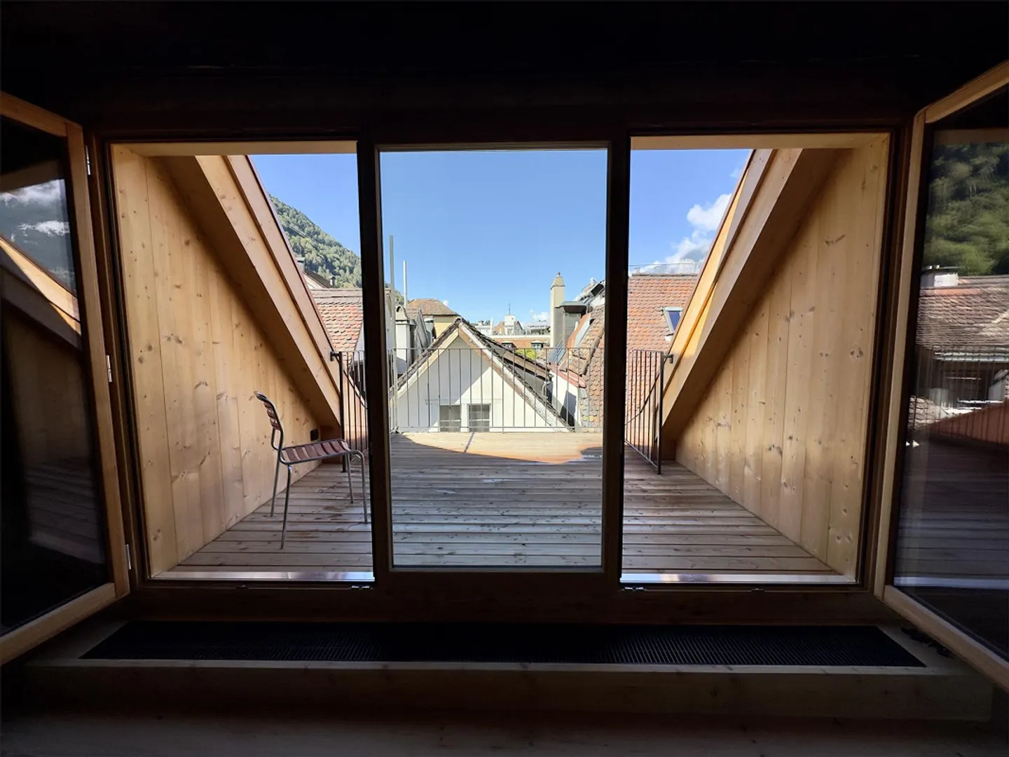 First occupancy attic apartment loft with gallery - Photo 9 of 14