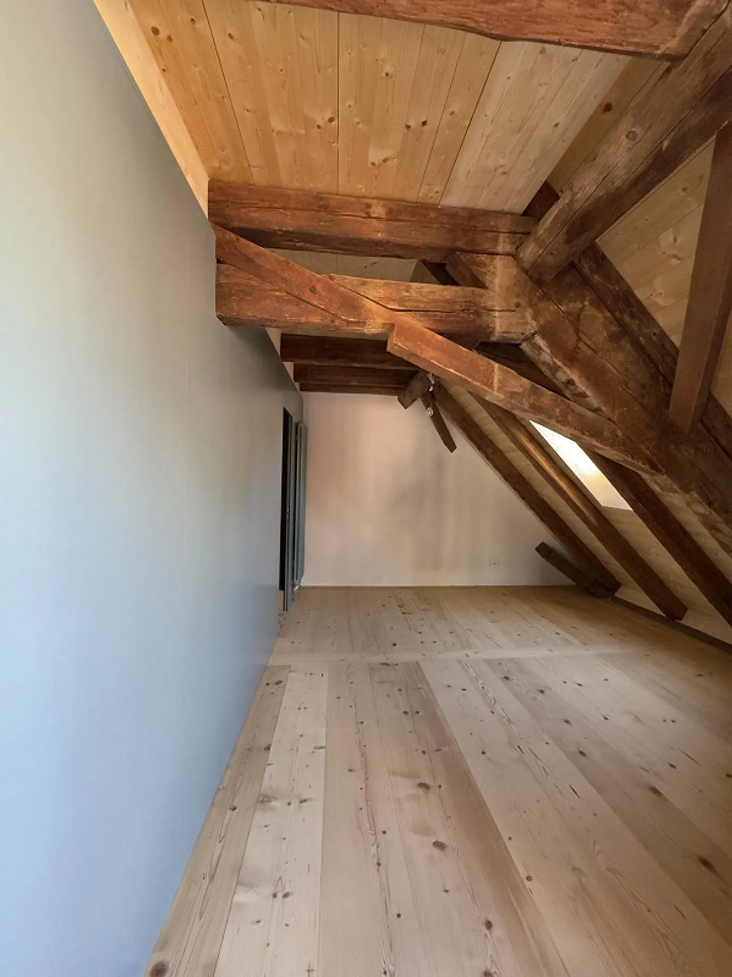 First occupancy attic apartment loft with gallery - Photo 10 of 14