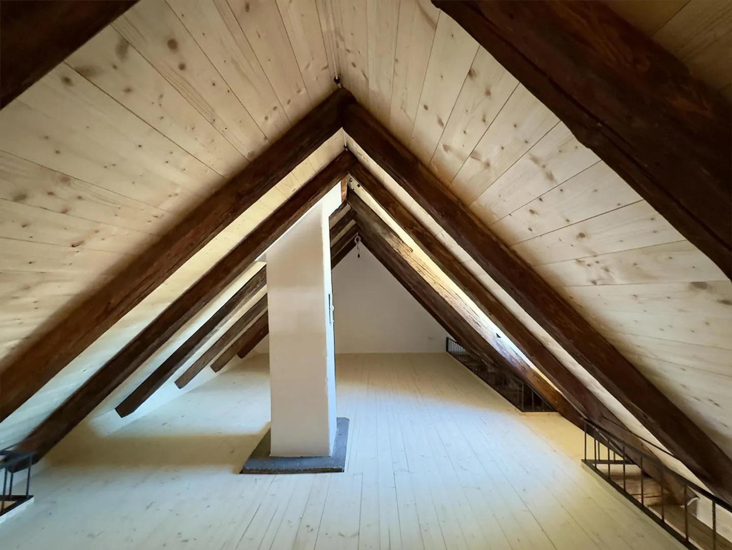 First occupancy attic apartment loft with gallery - Photo 12 of 14