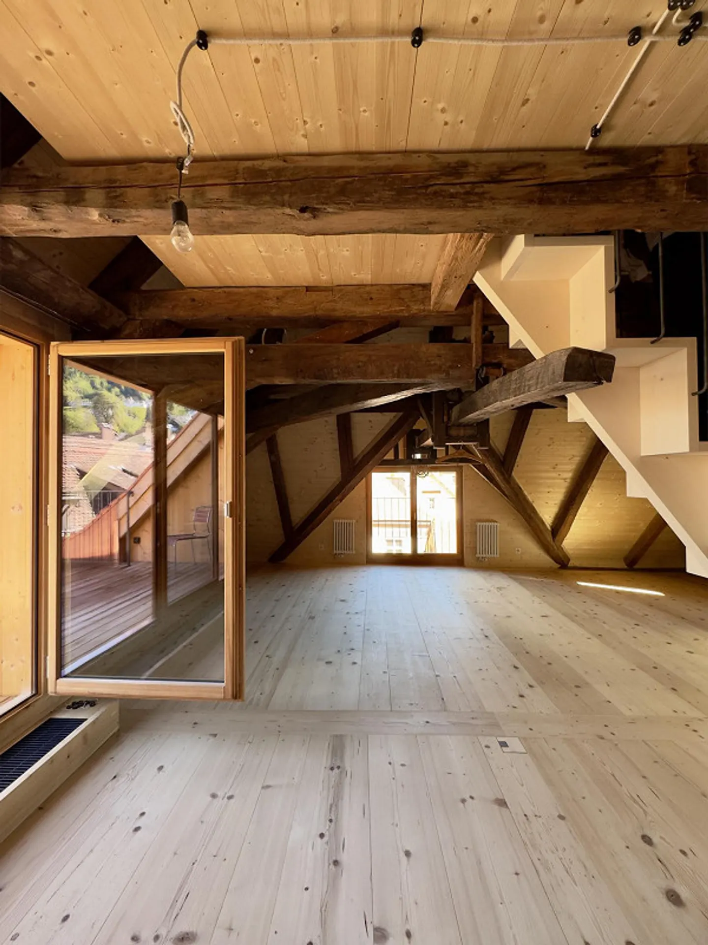 First occupancy attic apartment loft with gallery - Photo 14 of 14