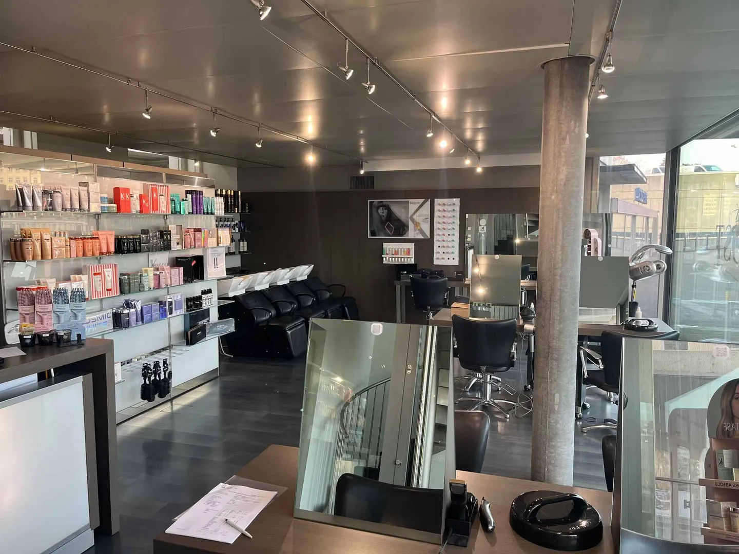 Friseur-Barbershop im Stadtzentrum mit Blick auf die Kathedrale - Foto 2 von 5