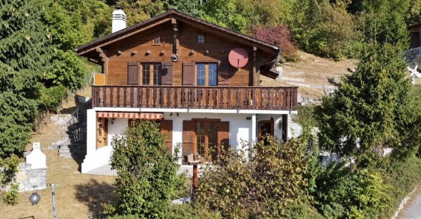 Domicilia.ch offers you this chalet to renovate in a privileged environment - Photo 1 of 13