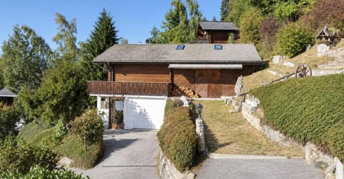 Domicilia.ch offers you this chalet to renovate in a privileged environment - Photo 2 of 13
