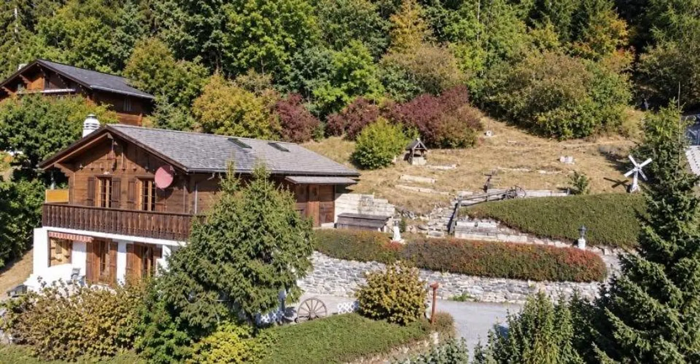 Domicilia.ch offers you this chalet to renovate in a privileged environment - Photo 3 of 13