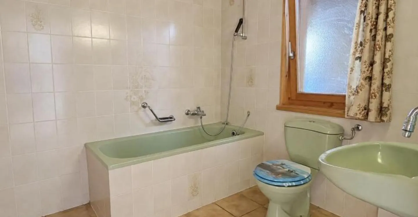Domicilia.ch offers you this chalet to renovate in a privileged environment - Photo 10 of 13