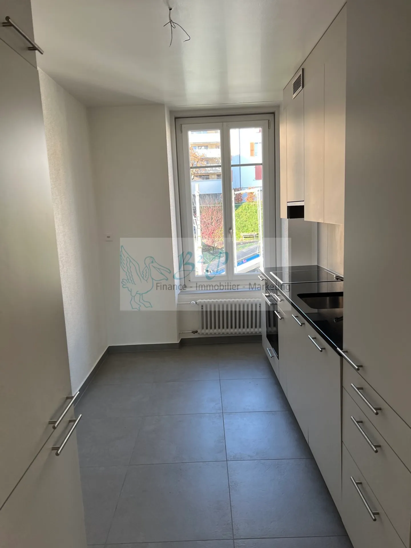 Appartement rénové de 3 pièces avec vue - Photo 3 sur 8