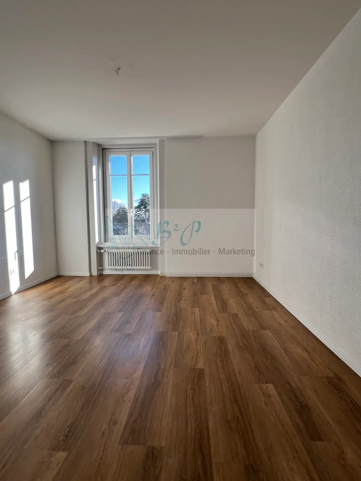 Appartement rénové de 3 pièces avec vue - Photo 4 sur 8