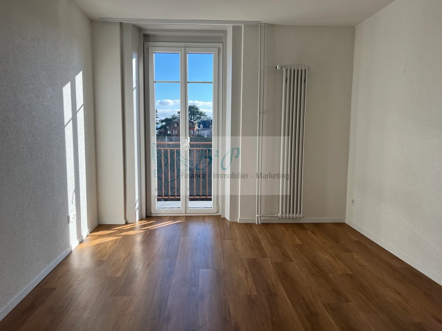 Appartement rénové de 3 pièces avec vue - Photo 6 sur 8