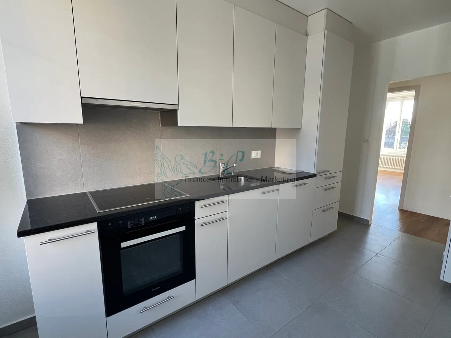 Appartement rénové de 3 pièces avec vue - Photo 2 sur 8