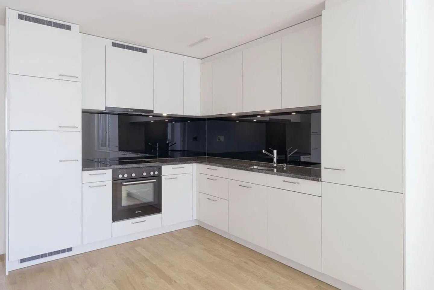Renting without rental deposit - Modern and spacious living - Photo 3 of 8