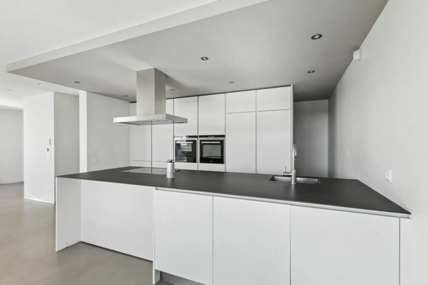 Modern villa with two gardens and panoramic views - Photo 1 of 10