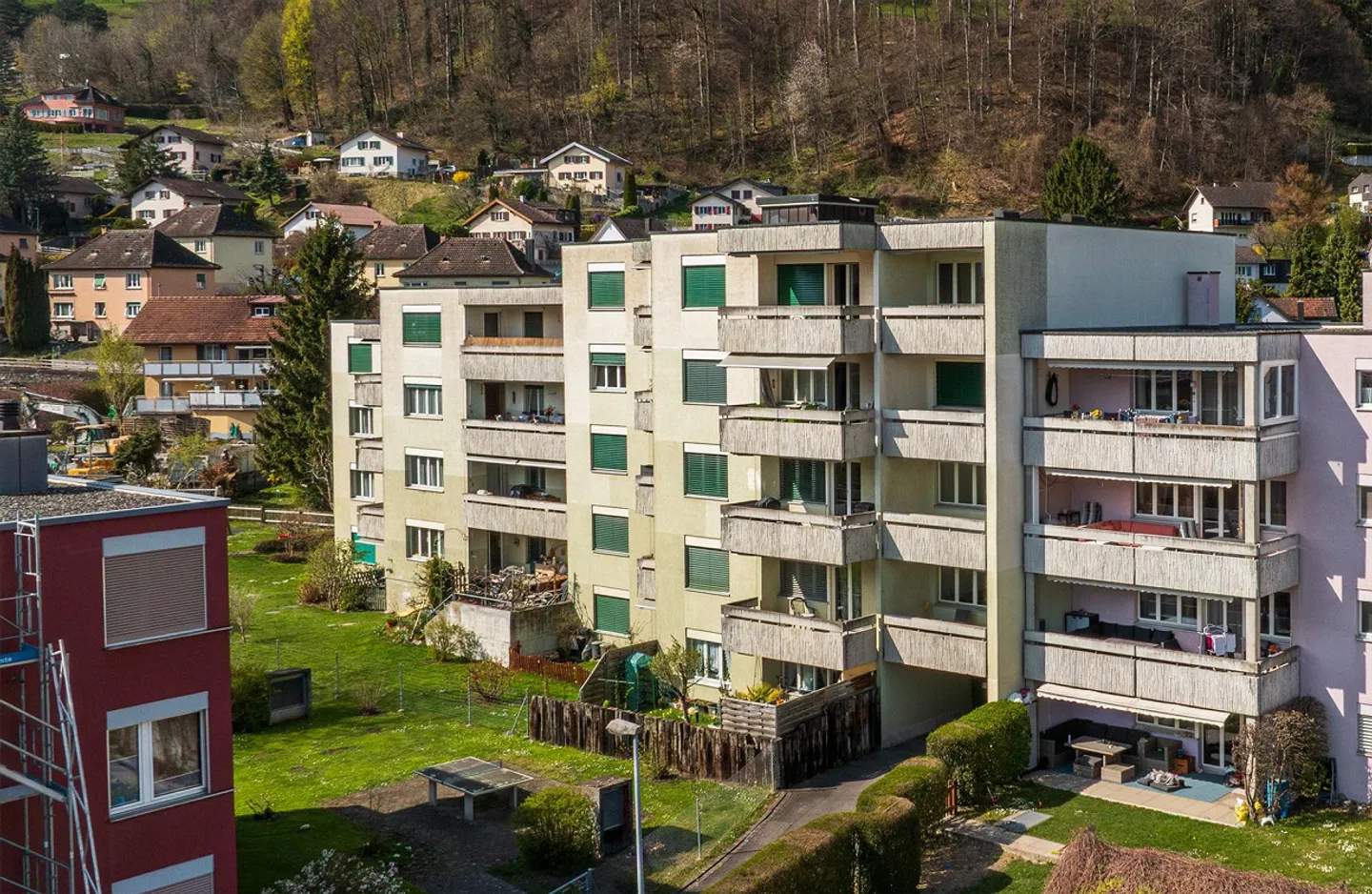 Mehrfamilienhaus mit Grünfläche - Foto 1 von 3