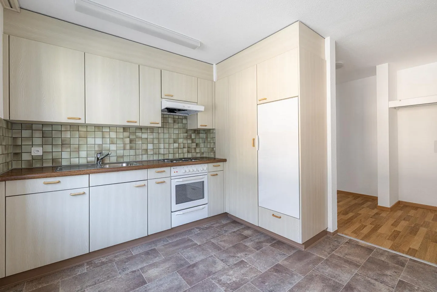 Mehrfamilienhaus mit Grünfläche - Foto 2 von 3