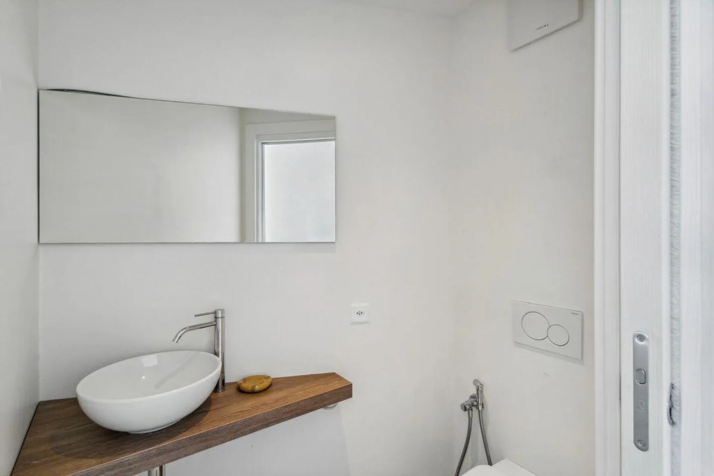 Modern villa with two gardens and panoramic views - Photo 8 of 10