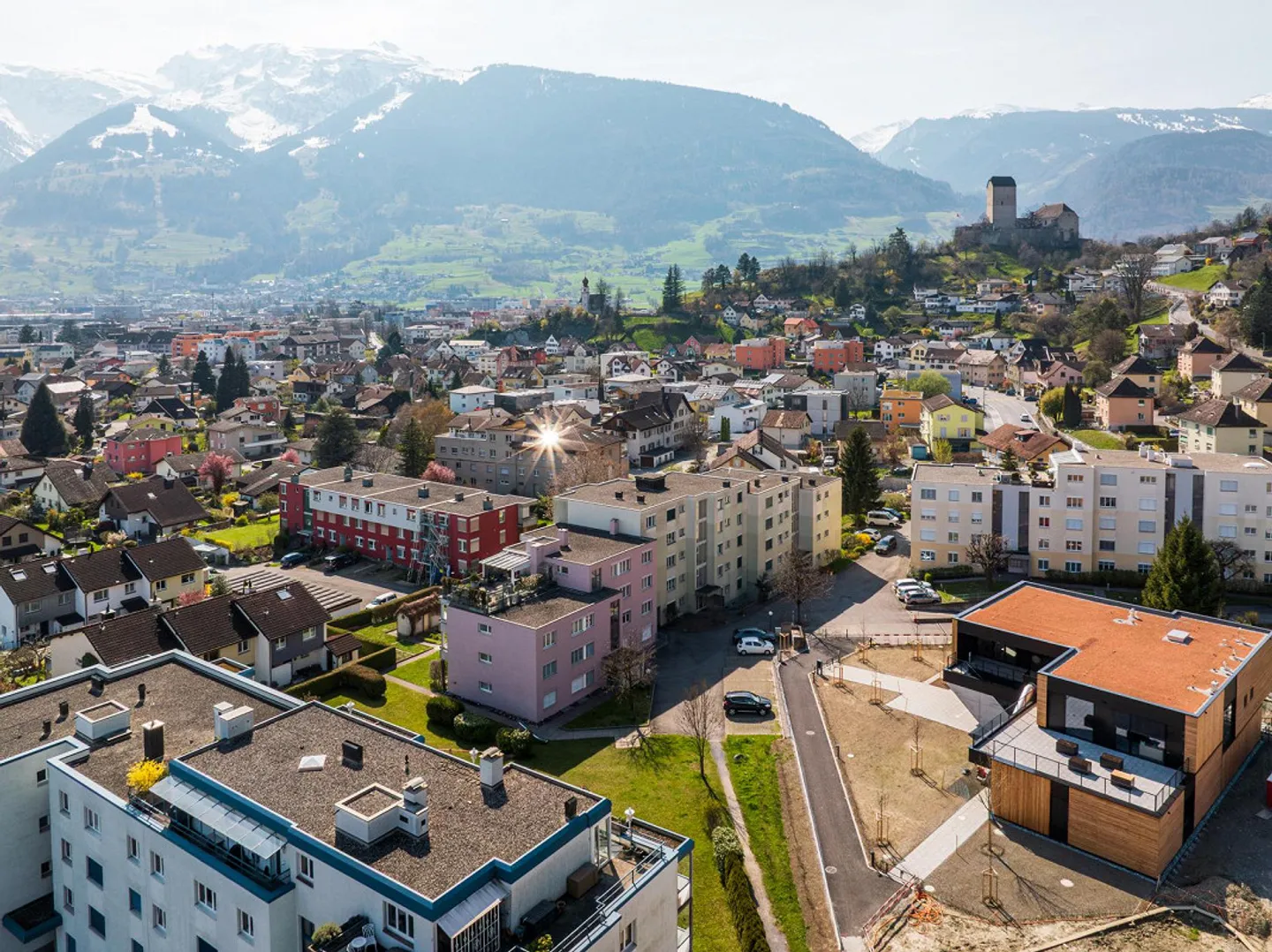 Mehrfamilienhaus mit Grünfläche - Foto 3 von 3