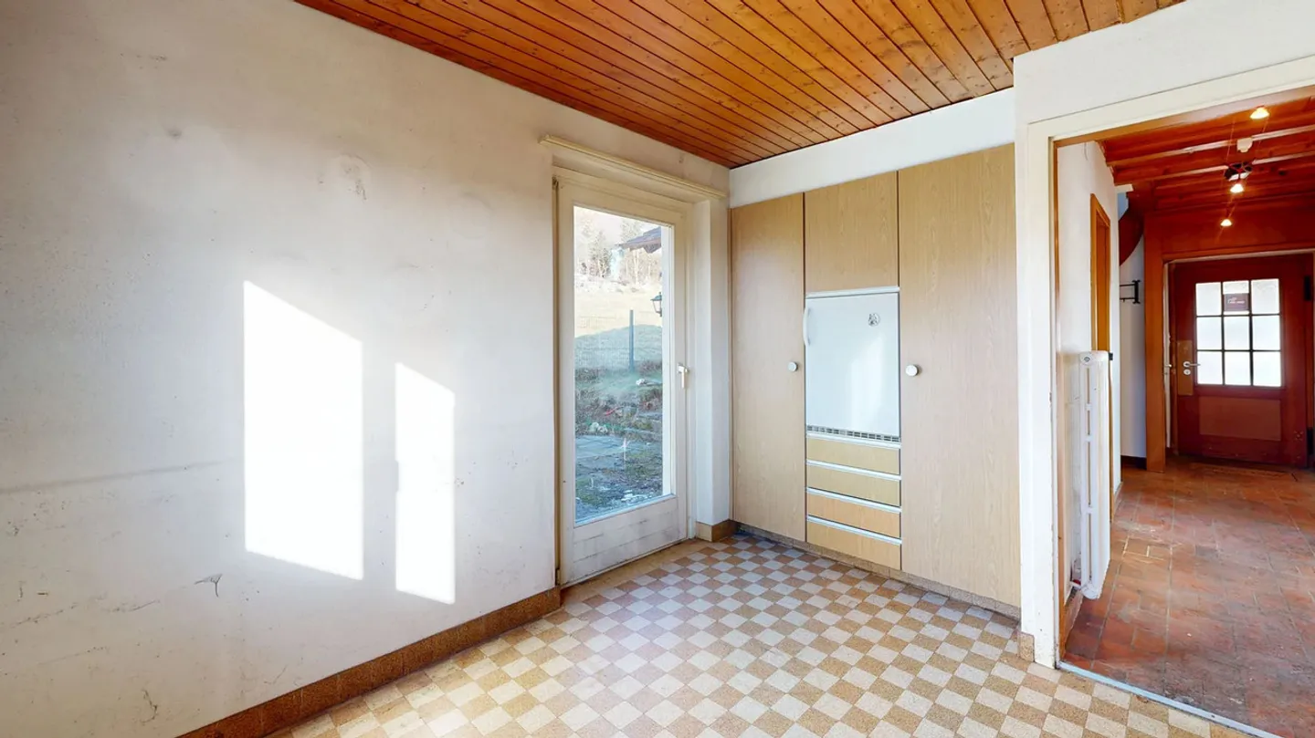 Maison individuelle de 5 pièces à rénover avec beaucoup d'espace extérieur - Photo 9 sur 19