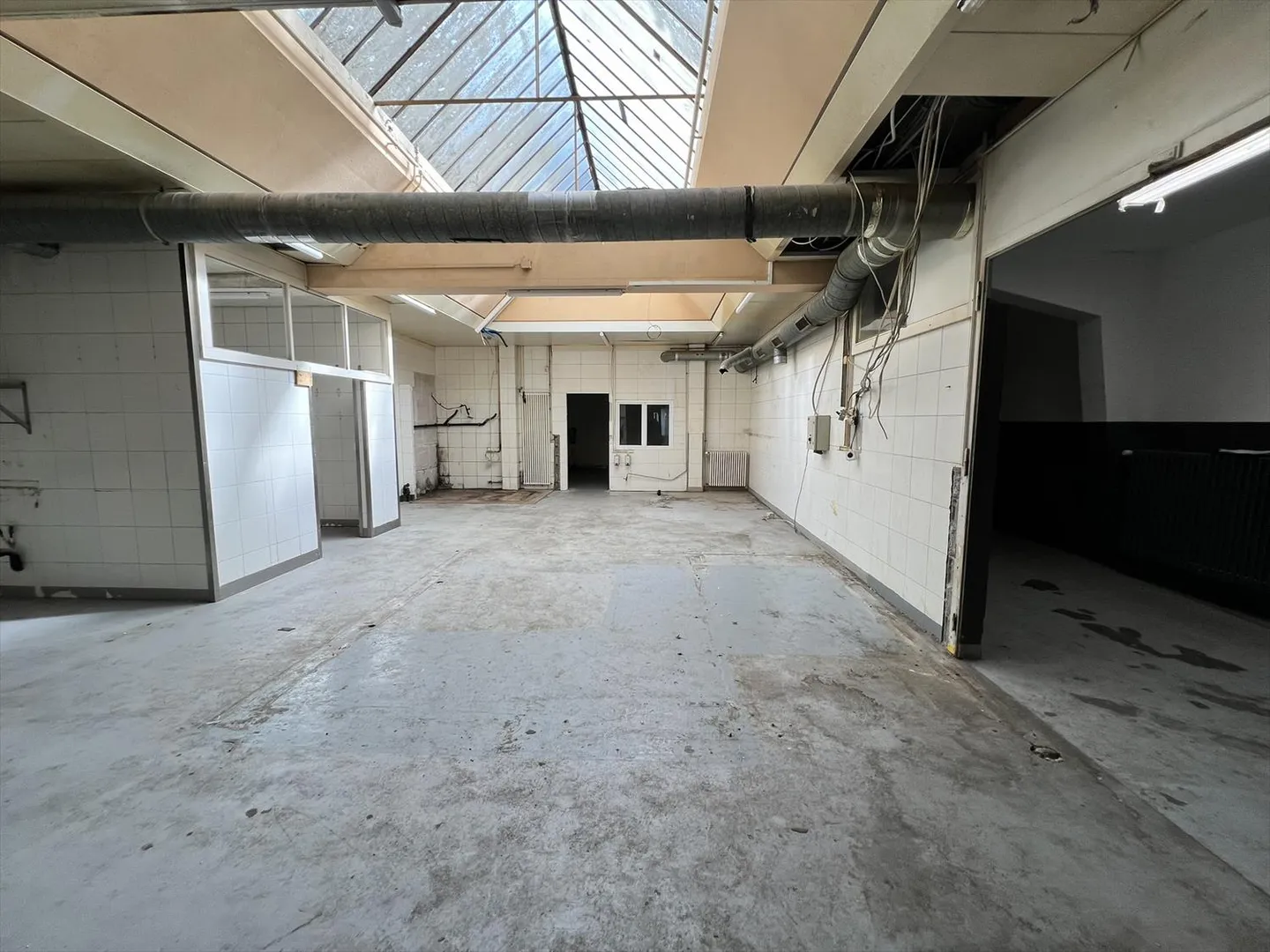 Locaux commerciaux bruts de 396 m2 sur 3 niveaux - Photo 4 sur 6