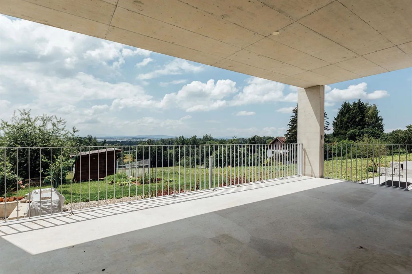 Spacious, modern 3.5-room apartment with stunning views - Photo 1 of 8