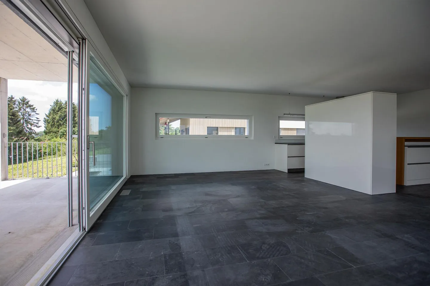 Spacious, modern 3.5-room apartment with stunning views - Photo 2 of 8