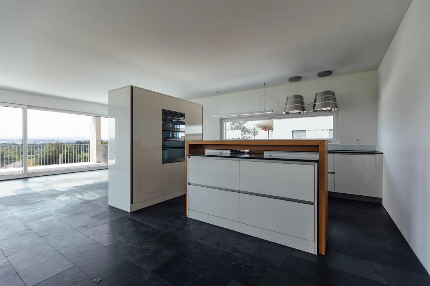 Spacious, modern 3.5-room apartment with stunning views - Photo 3 of 8