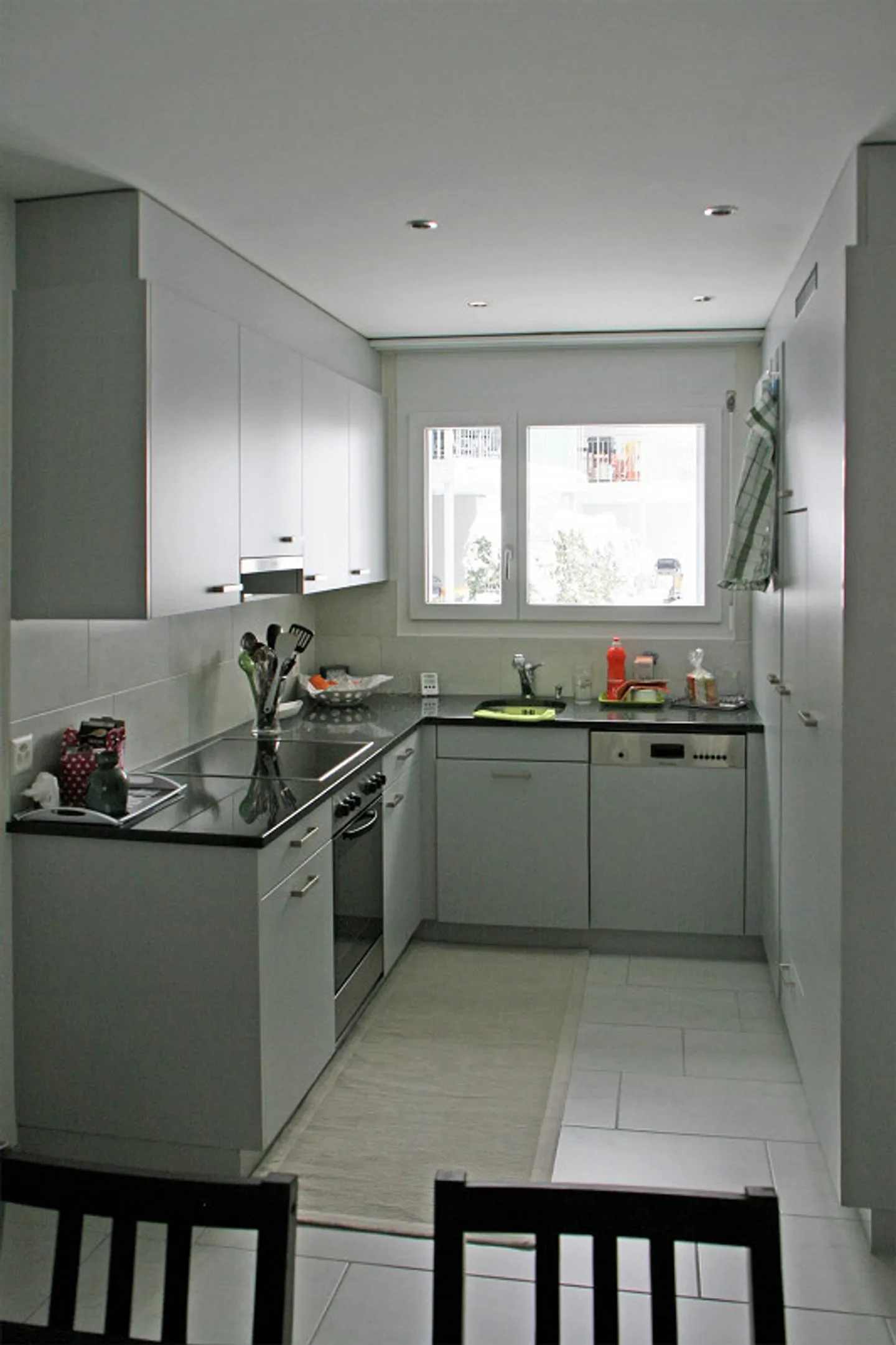 Appartement moderne et lumineux de 3,5 pièces, situé au centre - Photo 2 sur 5