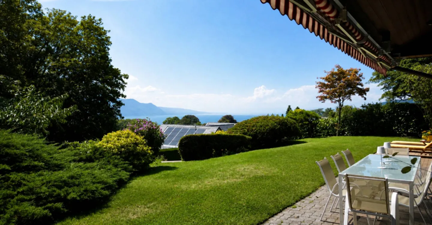 Außergewöhnliche Villa mit Blick auf den See und die Alpen in einer geschützten Umgebung - Foto 1 von 9