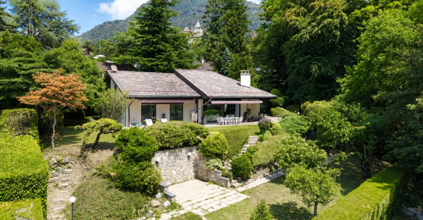 Außergewöhnliche Villa mit Blick auf den See und die Alpen in einer geschützten Umgebung - Foto 2 von 9