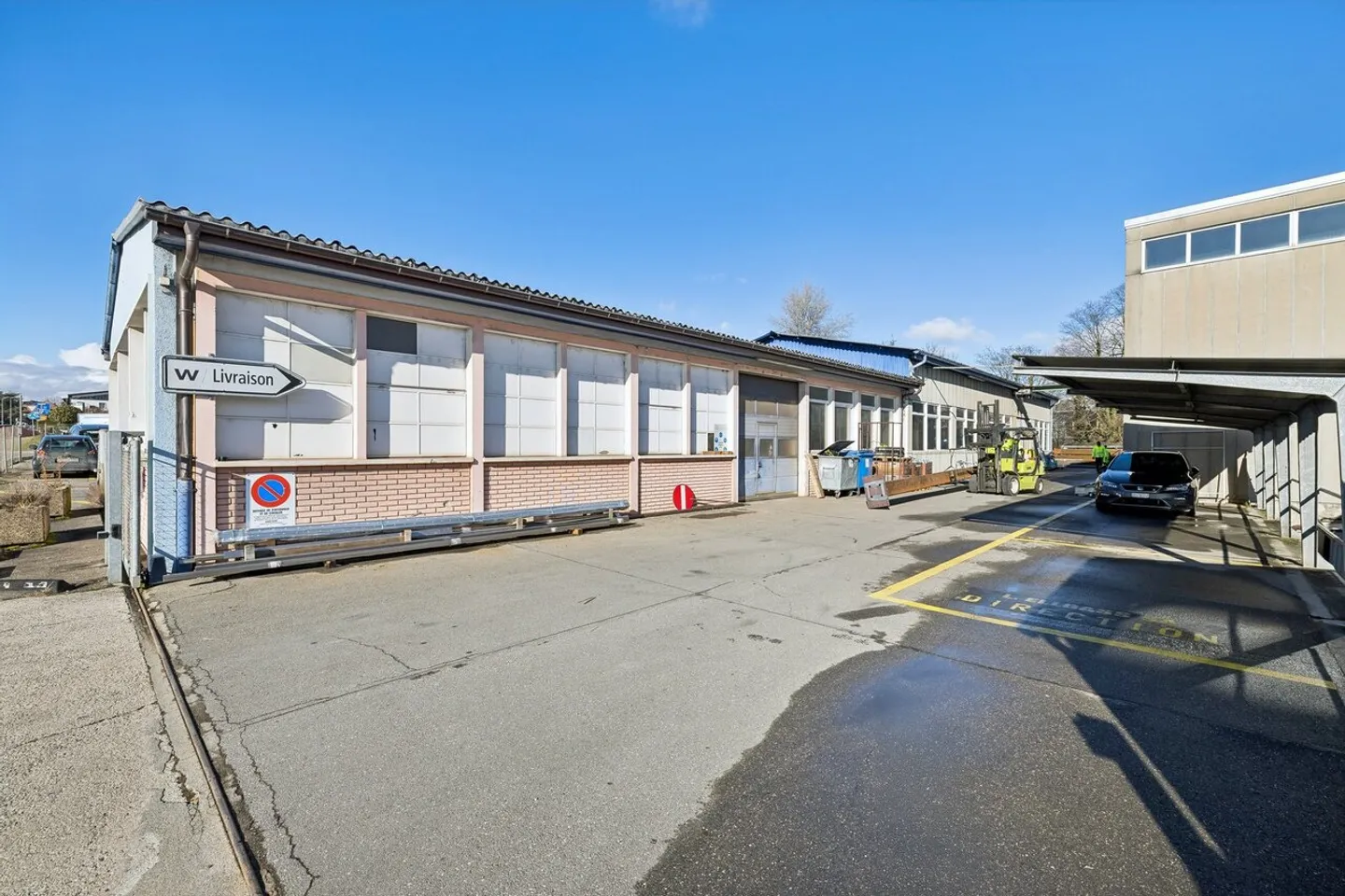 Commercial Building 2671 m2 - Prime Location - Close to Everything! - Photo 2 of 5