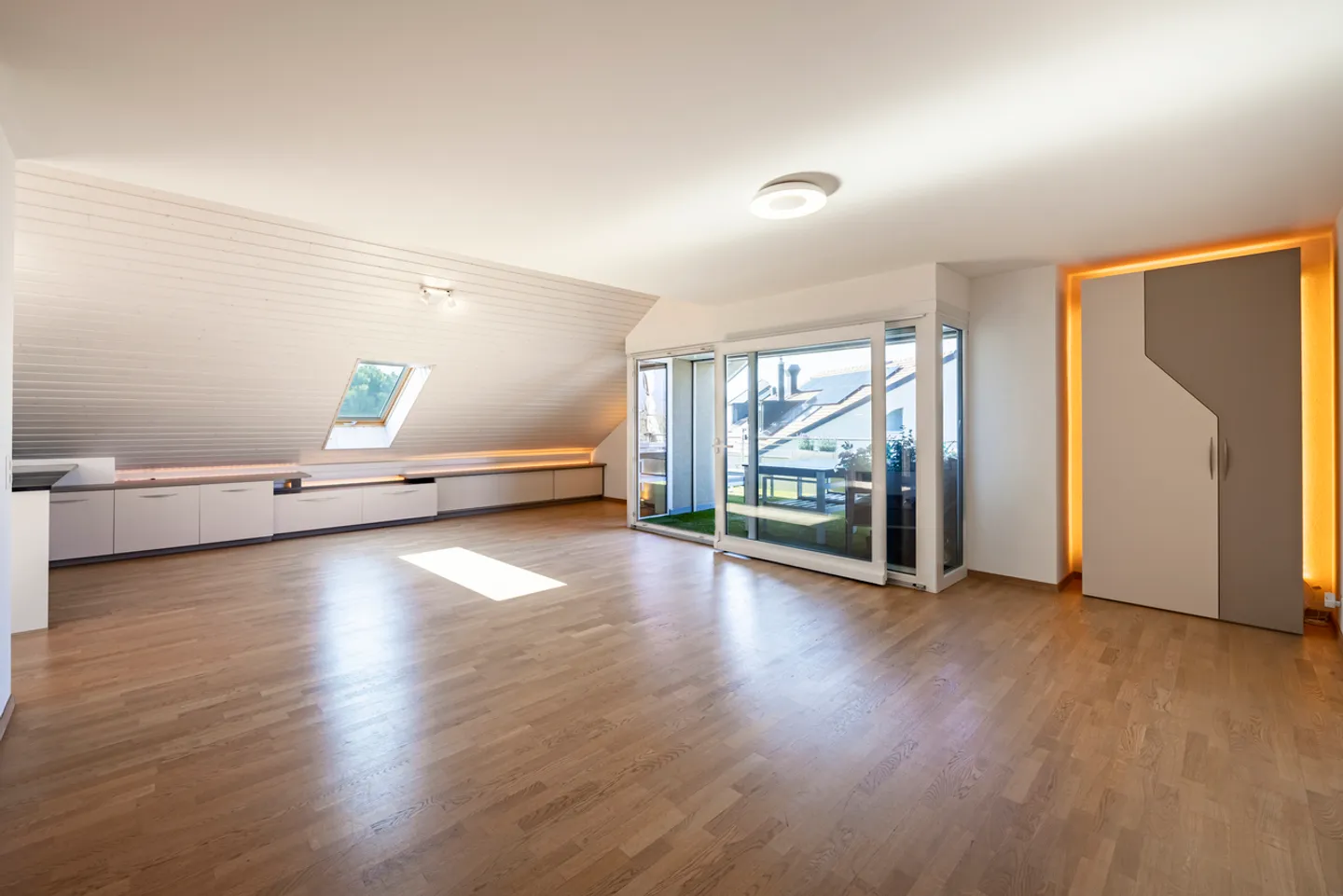 Spacieux duplex avec dégagement sur le lac et les vignes - Photo 2 sur 12