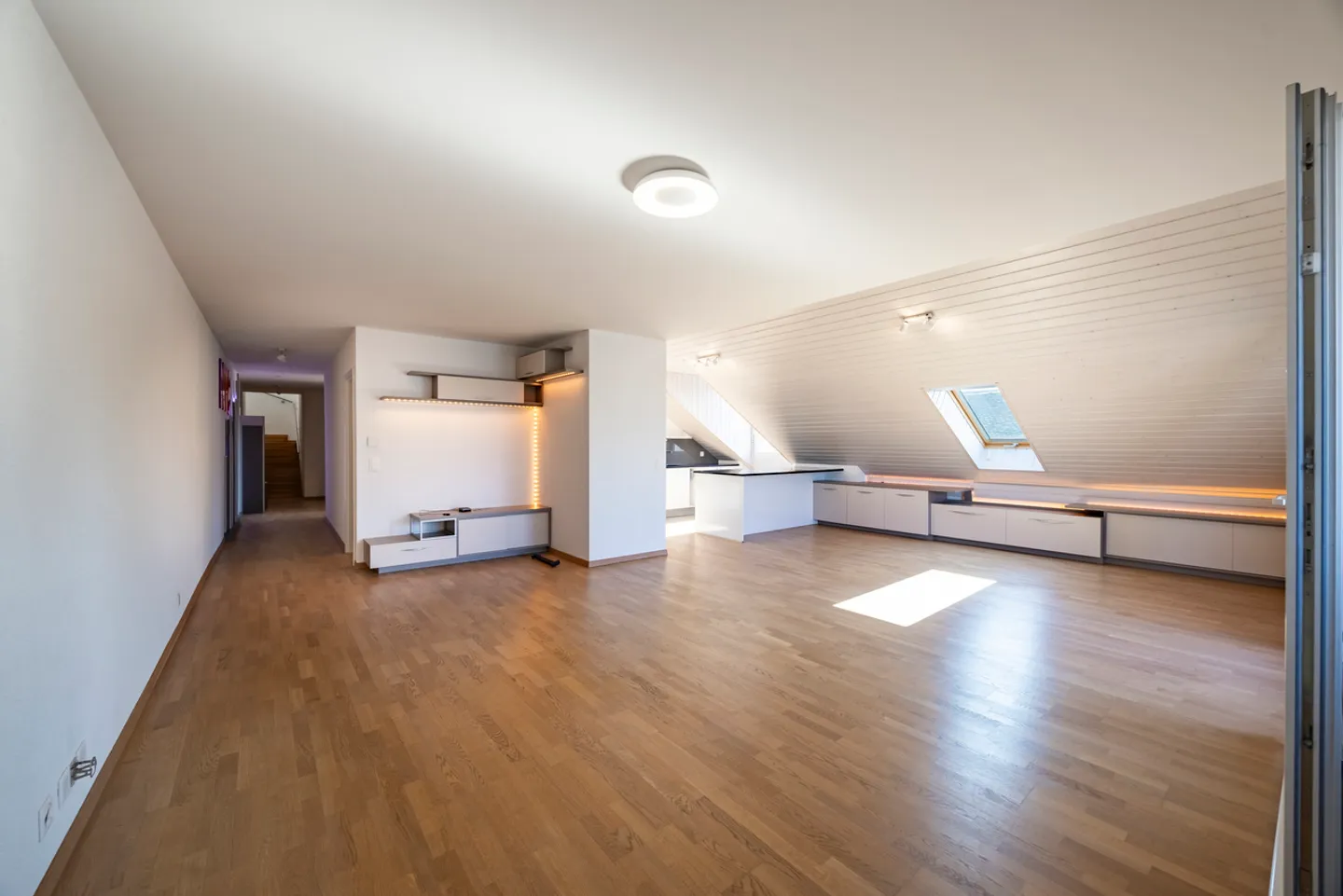 Spacieux duplex avec dégagement sur le lac et les vignes - Photo 3 sur 12