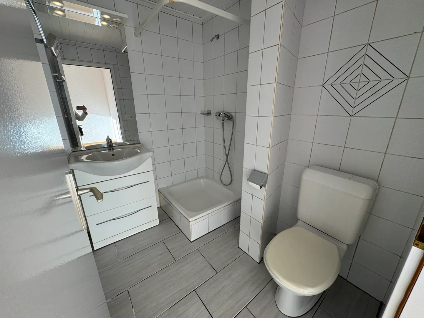 Bright partially renovated studio - Photo 4 of 5
