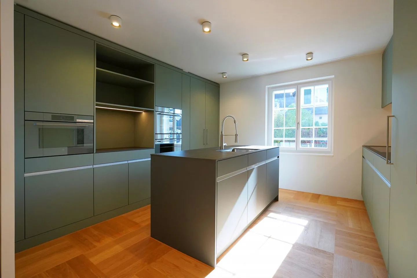 Semi-Detached House - Photo 4 of 12