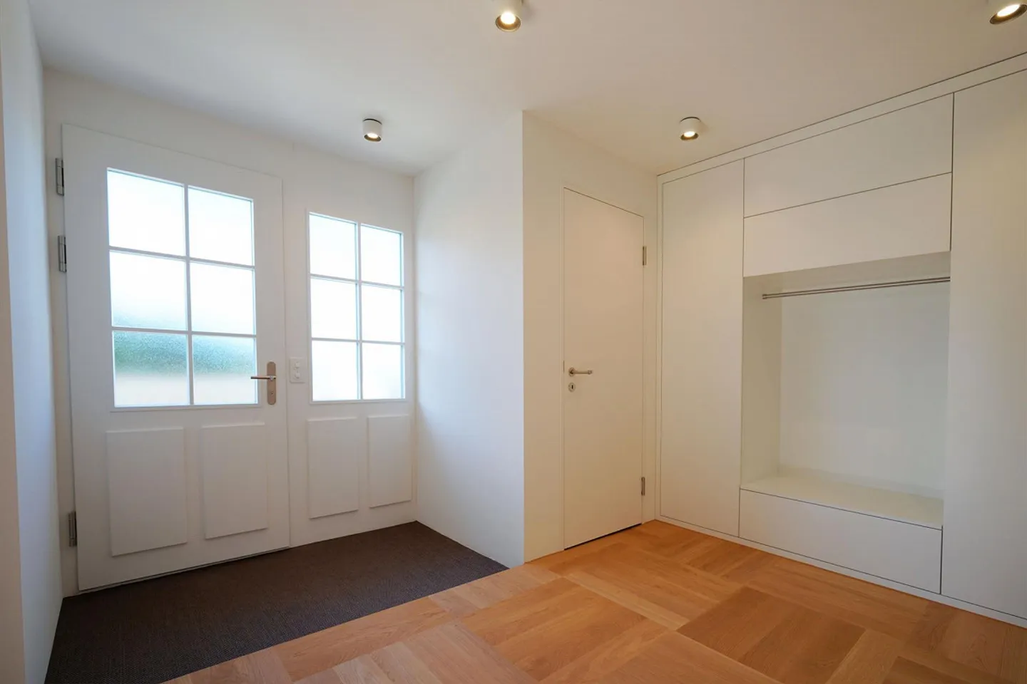 Semi-Detached House - Photo 2 of 12