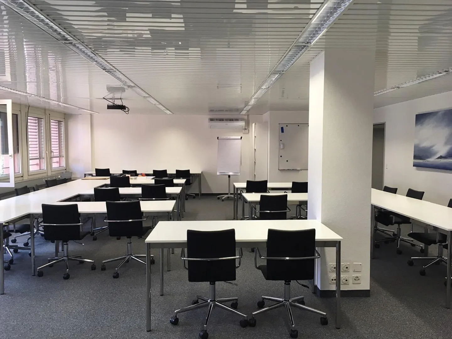 Good public transport and road connections: 105 m2 office space - Photo 3 of 3