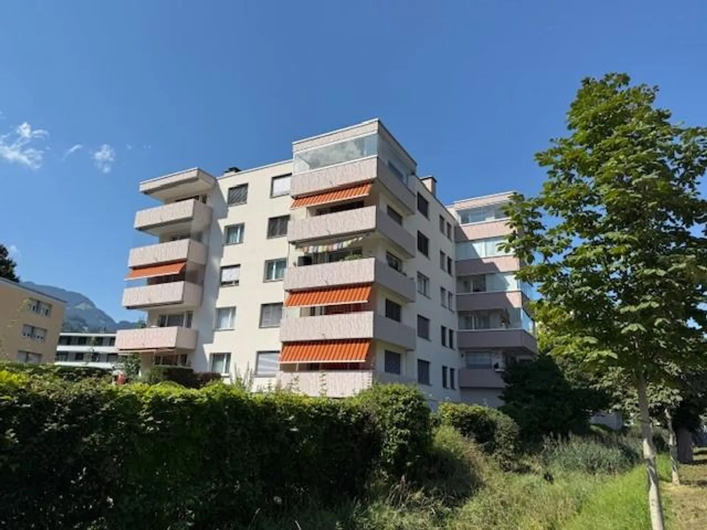 luminoso appartamento di 3,5 stanze (attico) in una buona posizione a Näfels - Foto 2 di 2
