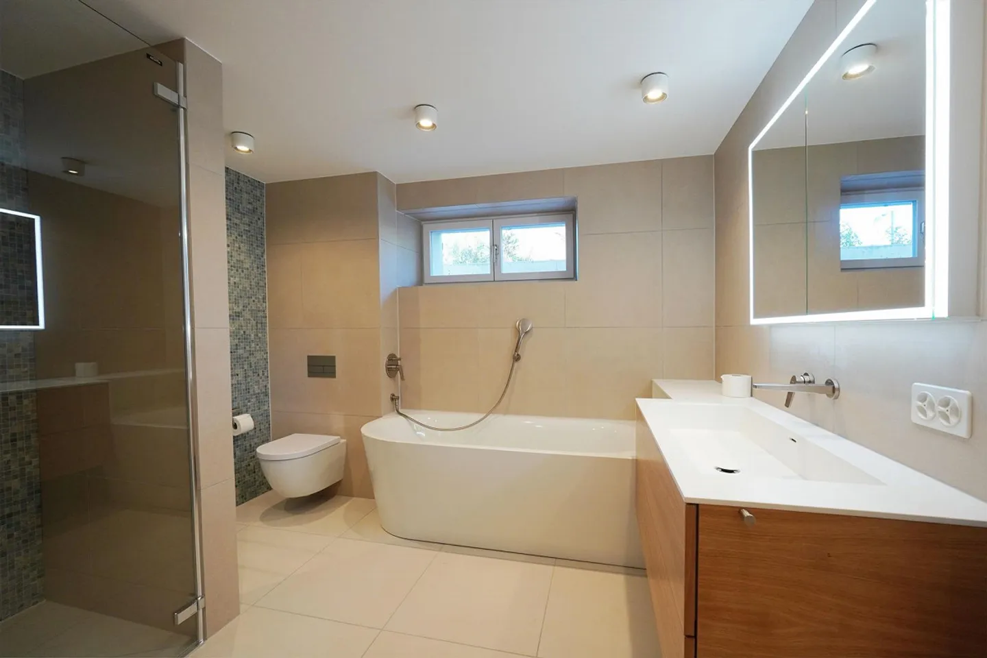 Semi-Detached House - Photo 10 of 12