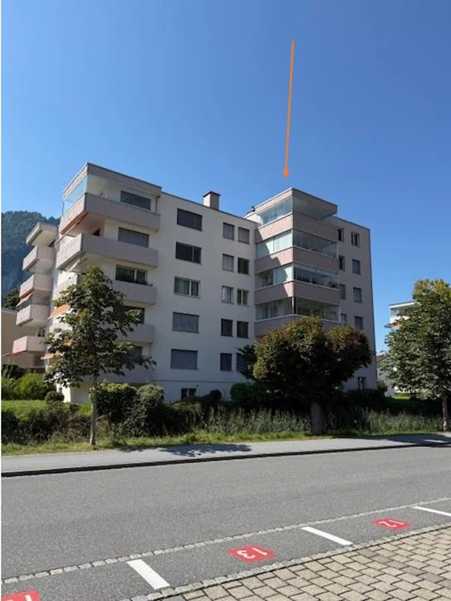 luminoso appartamento di 3,5 stanze (attico) in una buona posizione a Näfels - Foto 1 di 2