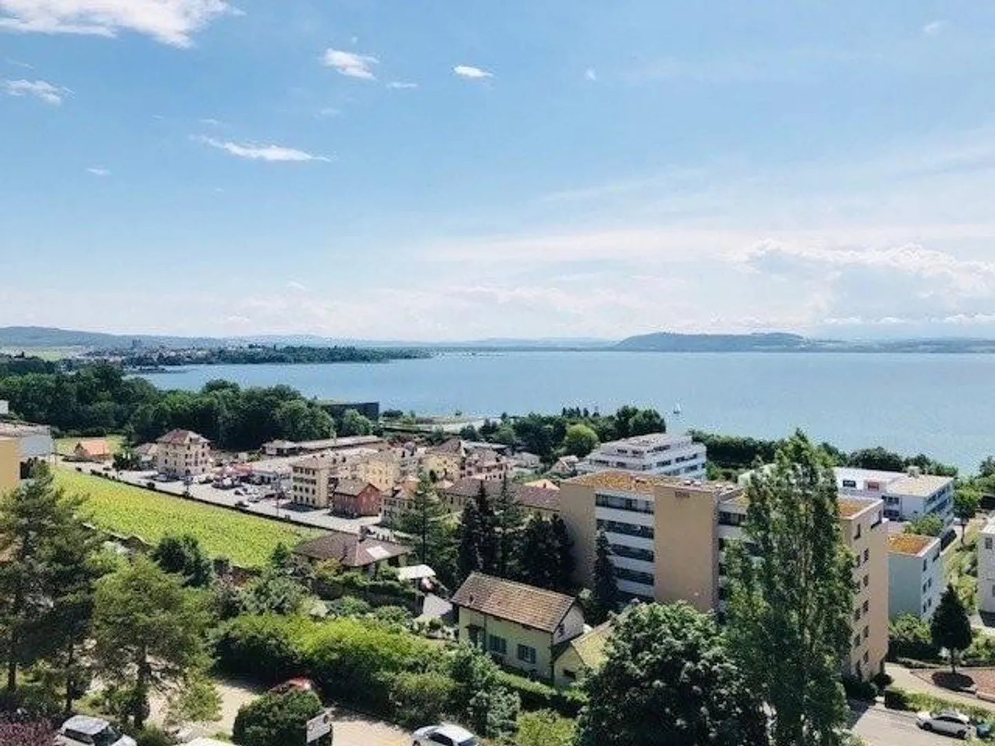 Appartement Charmant avec Vue sur le Lac - Photo 2 sur 12