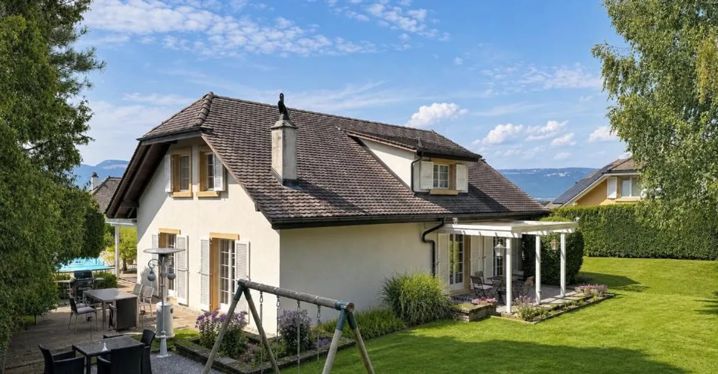 Individual villa on large plot - Photo 1 of 7
