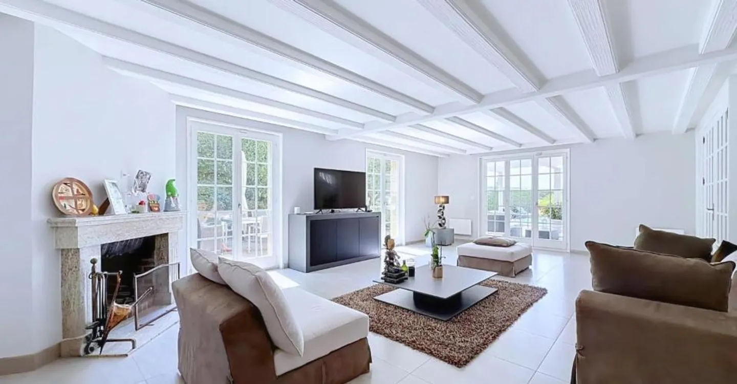 Individual villa on large plot - Photo 3 of 7